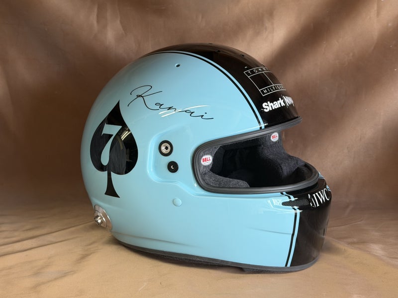 F1モチーフのヘルメット塗装を斜め横から見た写真。水色の側面に黒いスペードと数字7を配置
