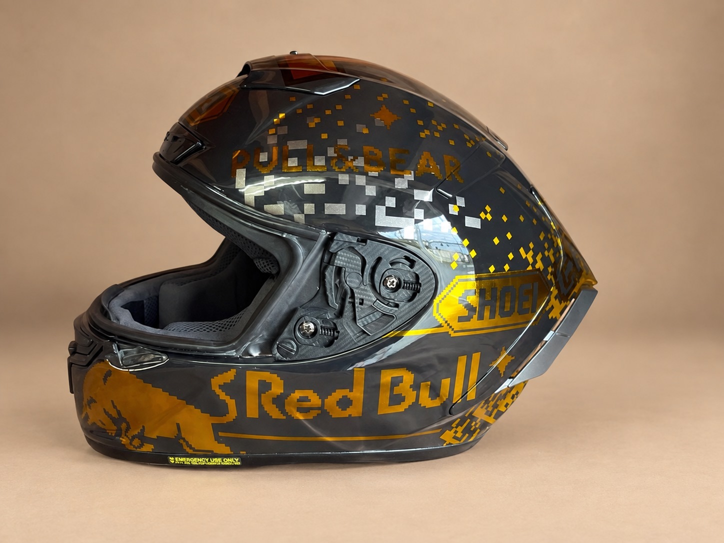 SHOEIヘルメットの側面。ダークグレーとゴールドを組み合わせたカスタムペイント。