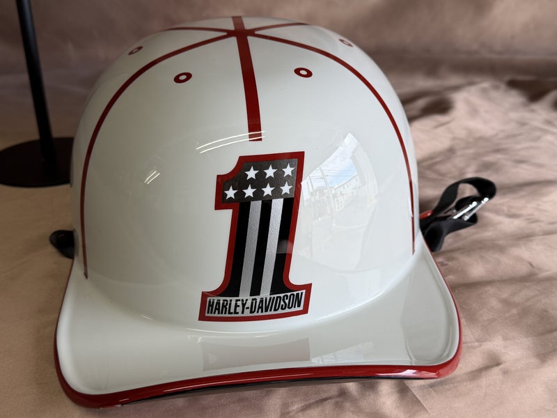 白いヘルメットに星とストライプのNo.1ロゴ、赤いラインを配したカスタムペイント