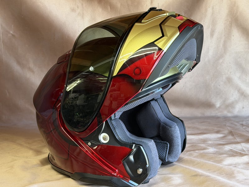 赤と金色のメカニカルな線を配したアイアンマンモチーフのヘルメット塗装