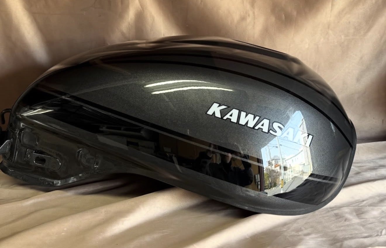 Z900RSのガソリンタンクに施したブラックタイガー塗装。グレー系の側面に黒いラインと白いKAWASAKIの文字