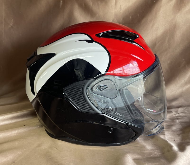 赤・白・黒の曲線デザインを施したジェットヘルメットの施工写真