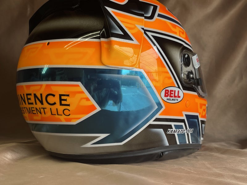 BELLの4輪用ヘルメット塗装 斜め後方