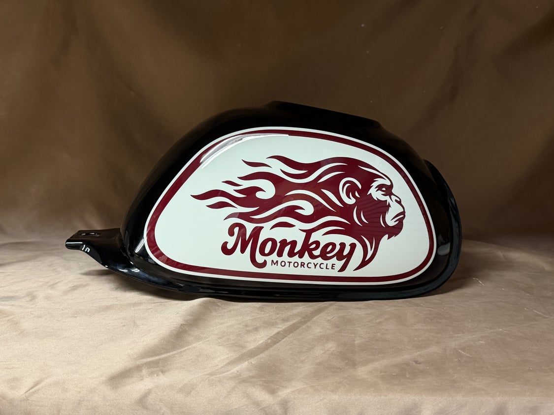 モンキーのガソリンタンク塗装。黒い外周と白系の側面に、赤系の猿のモチーフとMonkeyの文字を配置