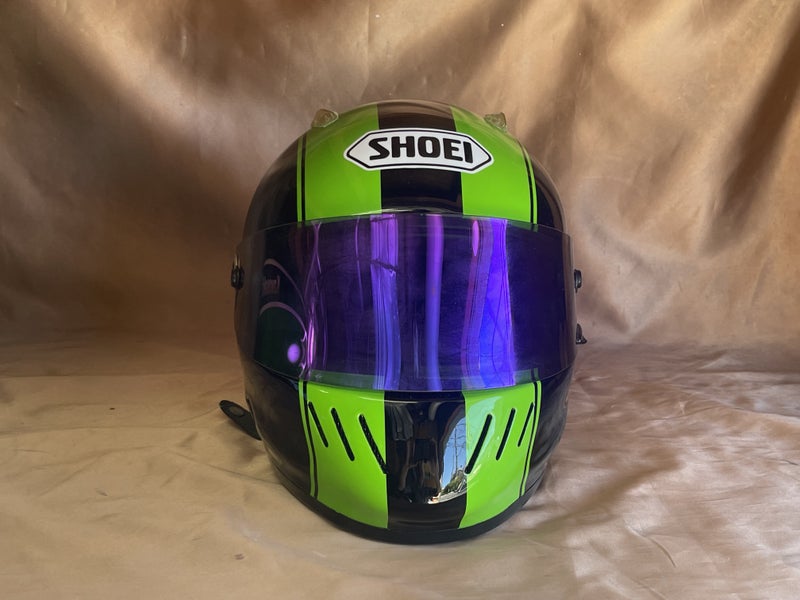 グリーンとブラックのラインを配したSHOEIヘルメットの正面写真