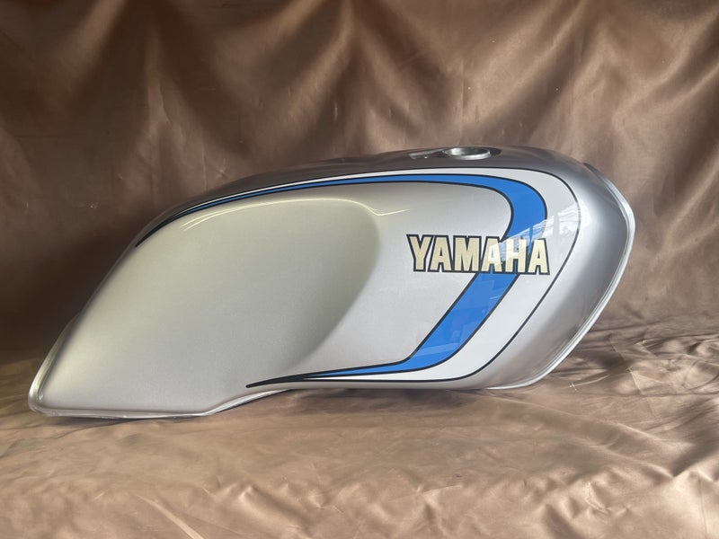 シルバーのXJ750タンクに青と黒のラインとYAMAHAの文字を配した実作品写真